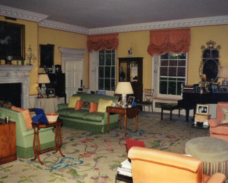 客廳是她彈鋼琴和與威廉哈里看電視的地方。