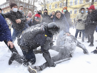 俄罗斯警方曾一度强烈警告任何人不得参与周日非法游行和集会，并扬言会采取强硬行动。AP图片