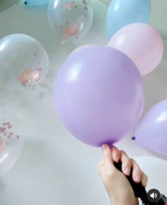 YoYo買咗色彩繽紛氣球做裝飾。