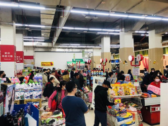 台灣基隆民眾搶購廁紙及即食麵等。網上圖片