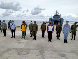 菲律賓國防部長洛倫薩納（右四）在中業島上舉行簡短儀式。AP