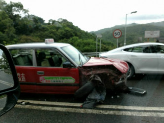 的士車頭損毀嚴重。香港突發事故報料區fb群組