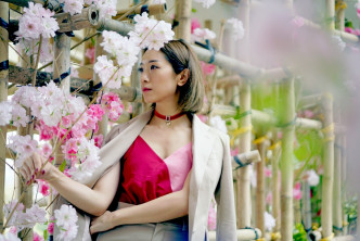 Uniqlo x Ines de la Fressange杏色套裝,內襯情人節最佳的粉紅拼紅色組合上衣,再加一條Roger Vivier Buckle Choker,增添年輕感。