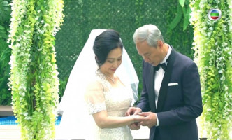 陈荣峻与吴香伦在节目尾段影婚纱相，两人的互动都显得对对方无微不至。