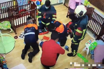 救护人员赶来急救。　网上图片