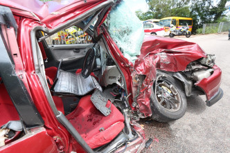 私家车损毁严重。读者提供
