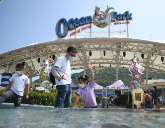 不少市民选择到海洋公园游玩。