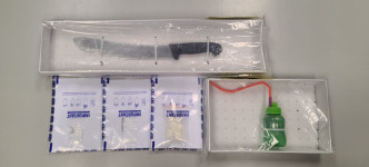 警员检获市值共约5.3万元毒品、一把牛肉刀及一个冰壶。警方图片