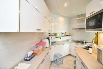 廚房呈鑽石形，所有家電及廚櫃皆為嵌入式，有助節省空間。