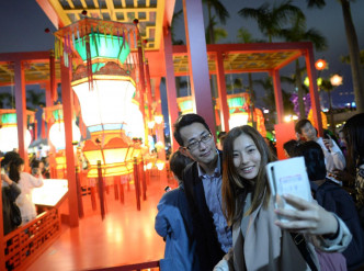 部分情侣在文化中心露天广场欣赏缤纷彩灯装饰。