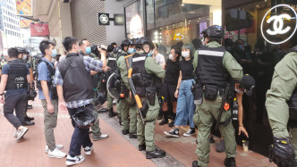 大批市民被警方截查。