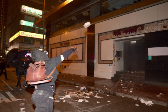 示威者大肆破坏太兴餐厅。