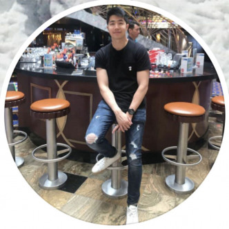 潘文皓一直在加拿大居住，今年已经28岁，做IT行业。