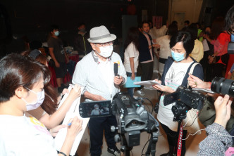 劉丹昨日被大批記者包圍訪問。