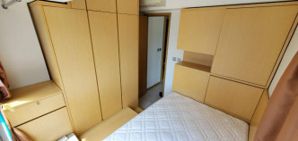 房间备有双人牀及多组衣柜，空间大致好用。
