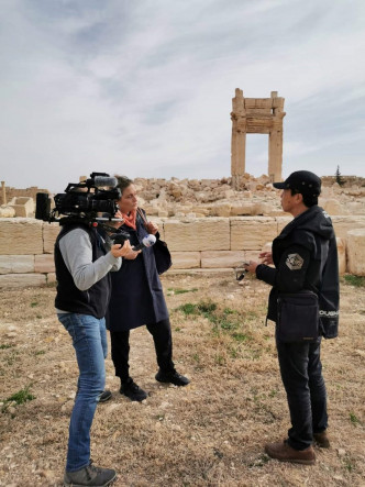 郑彼得（右）在敍利亚帕尔米拉接受外国电视台访问，提到内战前后当地景观的变化。 受访者提供