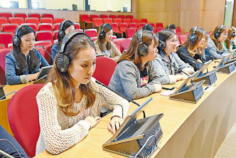 馮堯敬堂會議廳是恒大商務翻譯課程的重點培訓基地，設有六個即時傳譯室，符合聯合國六種即時傳譯語言的規格。