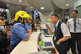 消防员接报出动到场了解