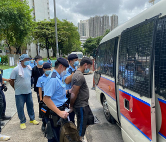 東九龍區打擊罪案，拘捕11男女。警方圖片