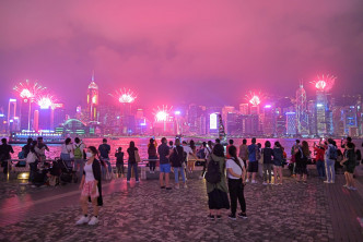 市民观赏幻彩咏香江的烟火表演。