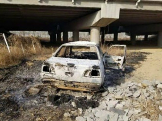 私家车被烧毁。网上图片