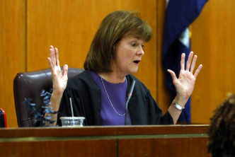 女法官基澤爾判刑時批評28歲的索羅金貪慕虛榮。AP圖片