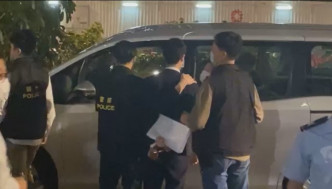 一名男子被警方拘捕带走。香港突发事故报料区截图