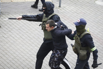 白俄當局仍然強力鎮壓，一口氣逮捕逾800人。AP
