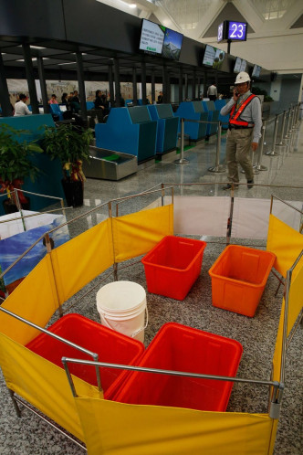 桃園機場出動膠水桶接住滴水。網上圖片