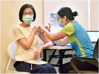 陈汉仪（左）接种疫苗。