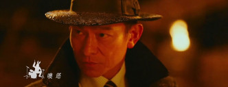 华仔穿上大衣，戴上黑帽，造型十足发哥在《上海滩》饰演的经典角色许文强 。