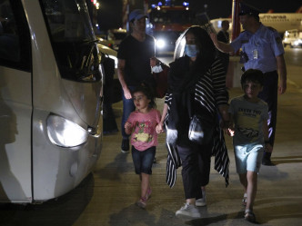 部分阿富汗難民抵達阿爾巴尼亞，等候前往最終目的地。AP圖