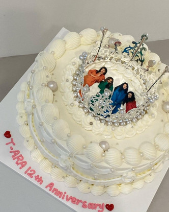 她们12周年的蛋糕都是皇冠造型。