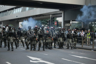 警方再於德輔道中及畢打街交界施放多輪催淚彈