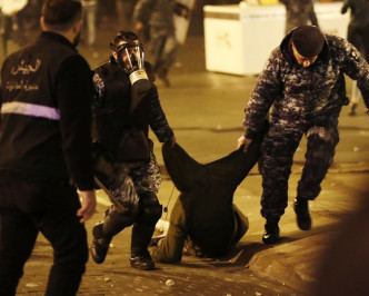 部分示威者被殴打及被拘捕。AP