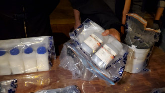 警方搜出的化学品及爆炸品。