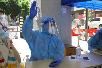 广州医务人员为市民进行核酸检测。网上图片