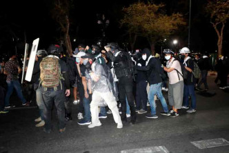 示威者与警方爆发冲突。AP