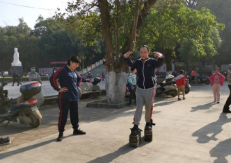 张恩顺每天都会练习「铁鞋神功」。博白网片段截图