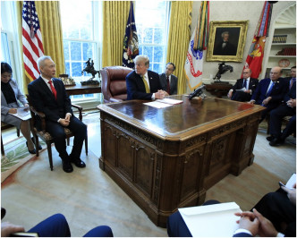特朗普在白宮橢圓形辦公室會見劉鶴。AP