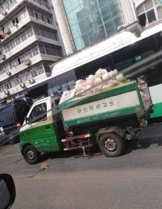 有人用垃圾車運送物資。網圖