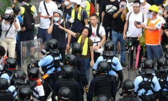陸錦城上前勸阻防暴警察。資料圖片