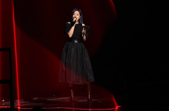 千嬅指跟其他歌手合作，对自己造成推动力。