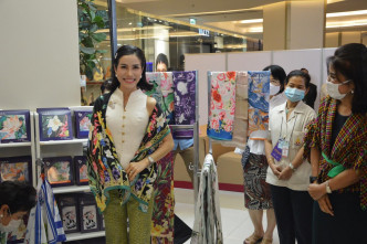 曾為泰王的廢妃詩妮娜在16日到曼谷一間百貨公司參觀及購物。Facebook saijaithai Market 圖片