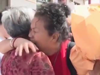女子寻获失散63年的家人，感动得痛哭起来。
