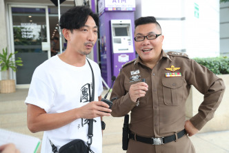戏中演泰国警察的胡慧冲，好开心璨琛搵他合作。
