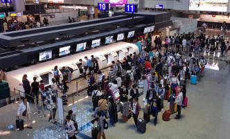 大批旅客從海外趕回台灣。網上圖片