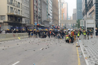 示威者与警方爆发冲突
