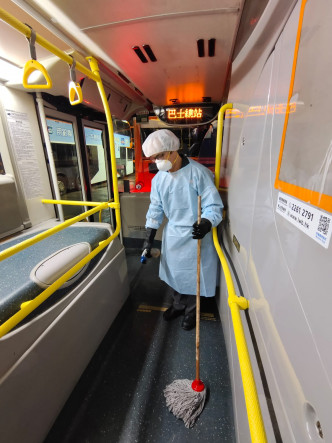 龙运安排员工彻底清洁及消毒E33线的巴士车厢。 龙运提供