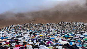智利阿塔卡玛沙漠的遗弃二手衣服堆积成山。 （网上图片）